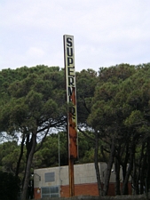 Cartel del Supermercado Xavi situado en los apartamentos "Les Marines" de Gav&agrave; Mar